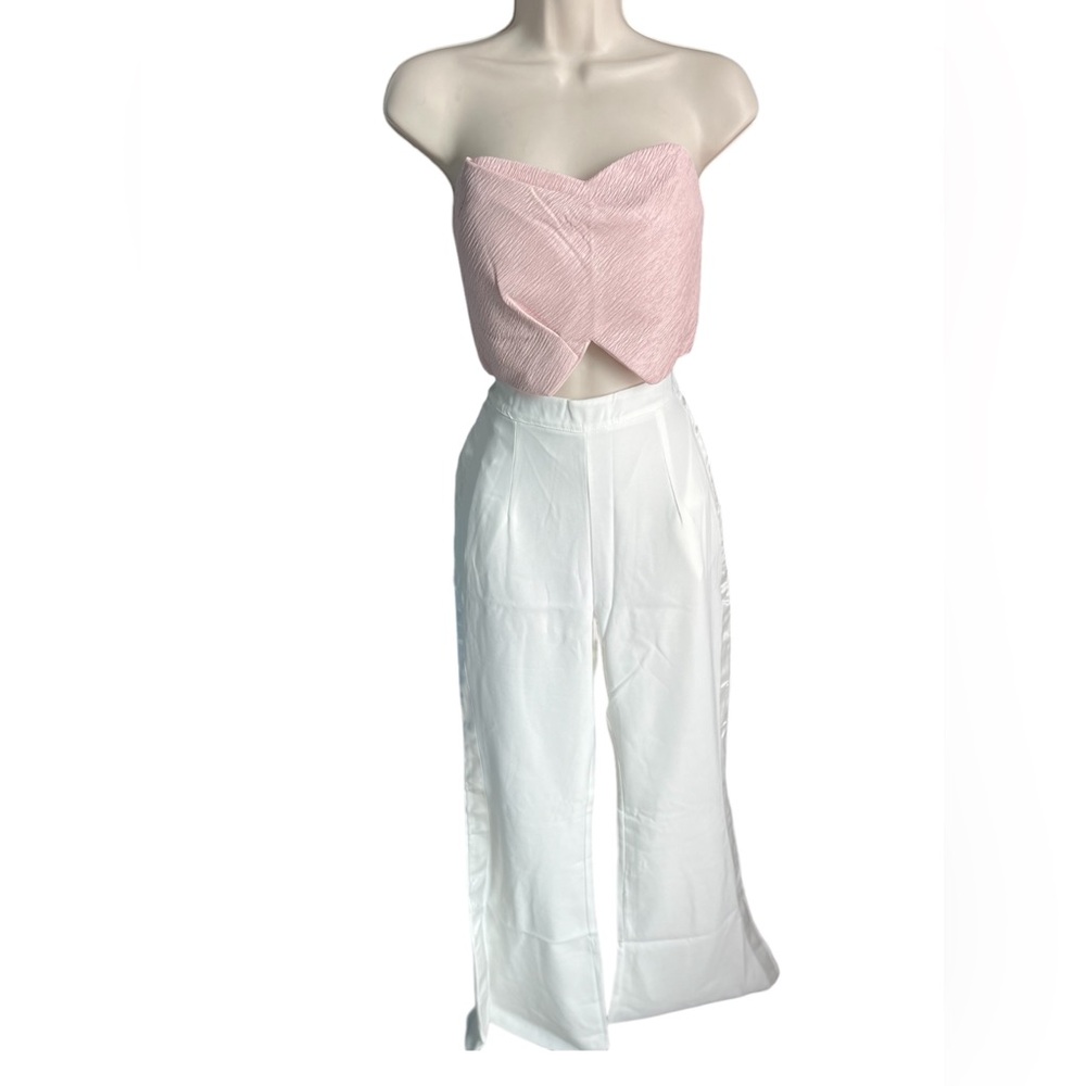 Short strapless crop top. The fit fits the body